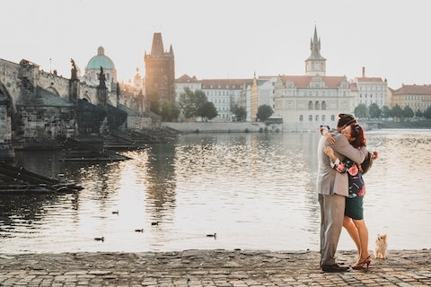 Màn cầu hôn lãng mạn giữa lòng Prague xinh đẹp. (Ảnh: Flytographer)