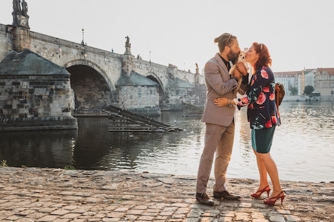 Màn cầu hôn lãng mạn giữa lòng Prague xinh đẹp. (Ảnh: Flytographer)