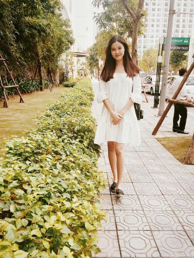 Kỳ Hân khoe bụng bầu dù mặc váy rộng.