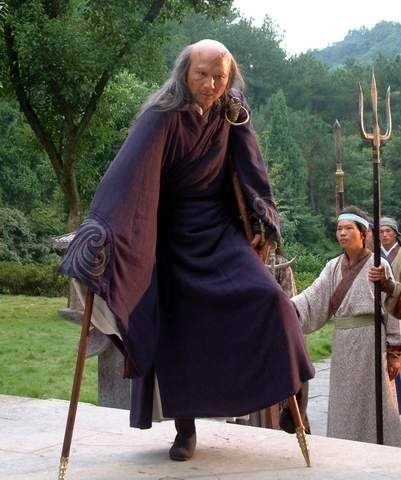 Kế Xuân Hoa gây chú ý nhờ vai "ác nhân" Đoàn Diên Khánh trong phim. Nhân vật phản diện với ngoại hình xấu xí, độc ác do ông đóng được khán giả đặc biệt ấn tượng. Kế Xuân Hoa năm nay đã ở tuổi U60, ông khởi nghiệp từ phim Thiếu Lâm Tự đóng cùng Lý Liên Kiệt trong năm 1982.