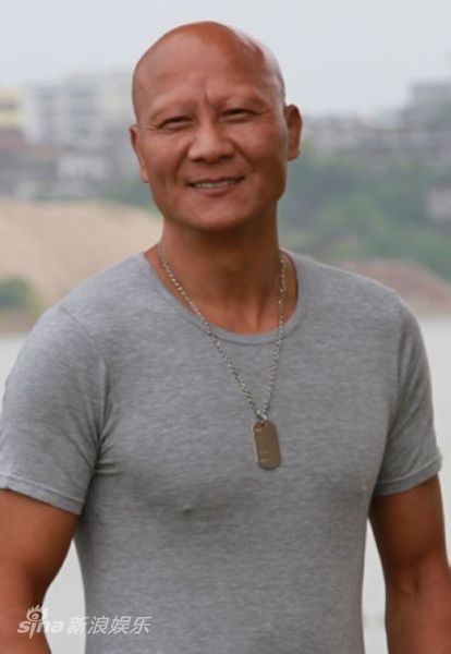 Ngoài đời, Kế Xuân Hoa là cao thủ võ thuật có tiếng. "Ngoại hình hung dữ, hành động dứt khoát, nhân vật cá tính mạnh nhưng thực tế ông là người thích trò chuyện, dễ tính, đối lập hoàn toàn" - trang Sina nhận xét. Tân Hoa Xã nhận định vì ngoại hình hung dữ nên dù được đánh giá cao về diễn xuất, diễn viên này vẫn không được giao vai... hiền lành.