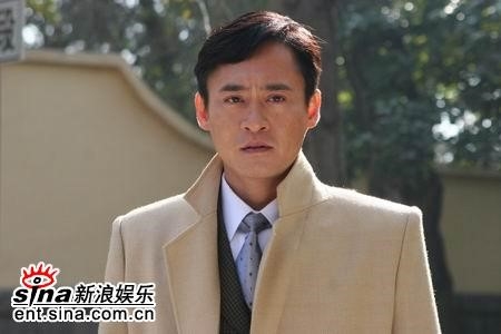 Tu Khánh là diễn viên quen thuộc của màn ảnh Hoa ngữ. Anh từng tham gia phim Thủy hử 1996, Hồng môn yến, Đoạn hồn kiếm. Tu Khánh sinh trưởng trong gia đình truyền thống nghệ thuật, cha và anh trai đều là diễn viên gạo cội. Anh trai anh - Tu Cách cũng tham gia Thiên long bát bộ, đảm nhận vai Phong Ba Ác. Những năm gần đây, Tu Khánh hạn chế đóng phim. Anh đã lập gia đình và kín tiếng về đời sống riêng.