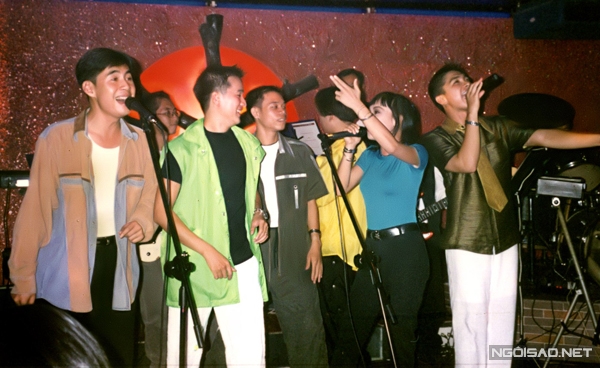 Năm 1998, Đàm Vĩnh Hưng (áo xanh lá cây) và Phương Thanh vẫn còn thân thiết. Hai ca sĩ cùng Đoan Trường, Hoàng Thanh (ngoài cùng bên phải) và một số đồng nghiệp biểu diễn chung một tiết mục trên sân khấu ca nhạc Number 1.