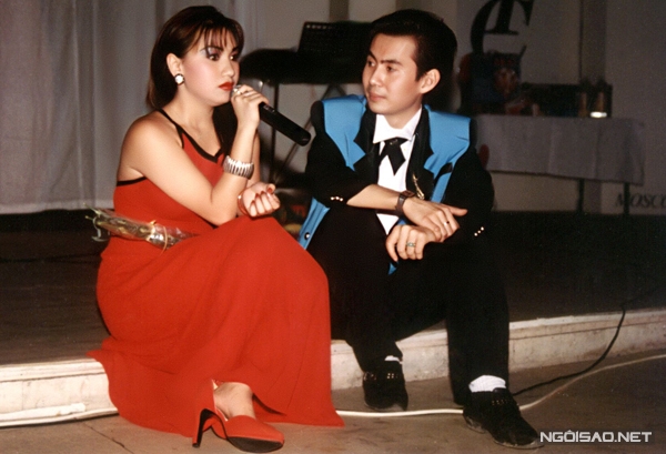 'Nữ hoàng sexy' một thời là ca sĩ - diễn viên Y Phụng diện váy đỏ rực rỡ hát trong đêm nhạc tại Nga năm 1995. 