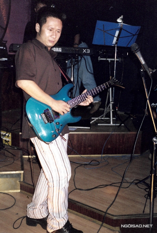 Bằng Kiều diện trang phục rộng thùng thình, vừa đàn vừa hát trong một đêm nhạc năm 1996.