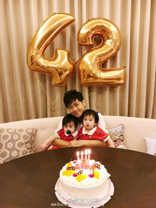 Lâm Chí Dĩnh chụp ảnh cùng hai thiên thần nhỏ. Cặp song sinh của ngôi sao nổi tiếng đã hơn 10 tháng tuổi, trông rất kháu khỉnh và dễ thương.