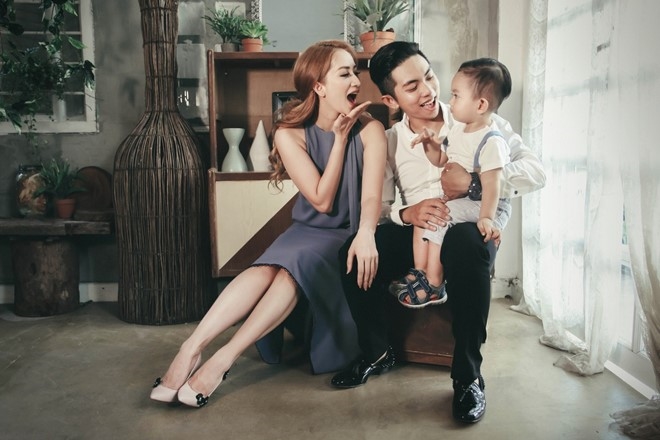 Khánh Thi - Phan Hiển vừa thực hiện bộ ảnh gia đình có sự tham gia của con trai Kubi. Ba thành viên nhà kiện tướng dancesports diện trang phục đồng bộ. Phan Hiển và con trai lịch thiệp với áo trắng, trong khi Khánh Thi chọn đầm suông.