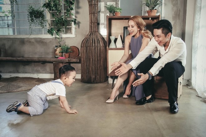 Đây không phải là lần đầu chụp ảnh gia đình nên các thành viên khá thoải mái tạo dáng, kết hợp ăn ý tạo những khung hình tràn ngập hạnh phúc. Bé Kubi tinh nghịch chạy nhảy nhưng cũng biết vâng lời khi bố mẹ nhắc nhở.