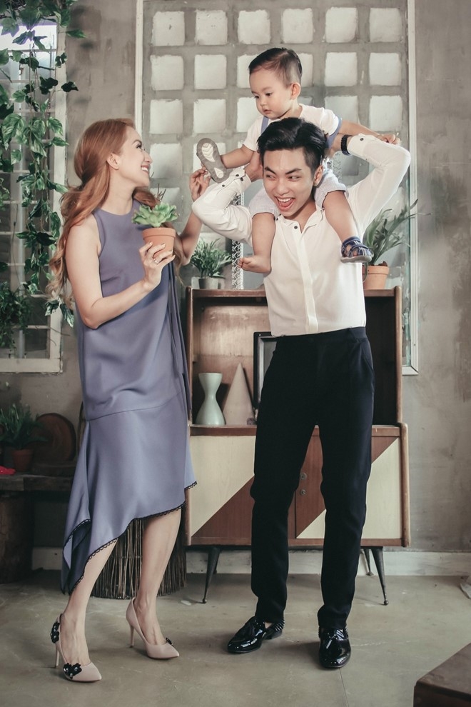 Khánh Thi cho biết việc trông nom Kubi lúc chụp ảnh không đơn giản bởi bé rất hiếu động, đứng ngồi không yên và luôn thích khám phá thế giới xung quanh. Tuy nhiên, Kubi rất biết vâng lời.