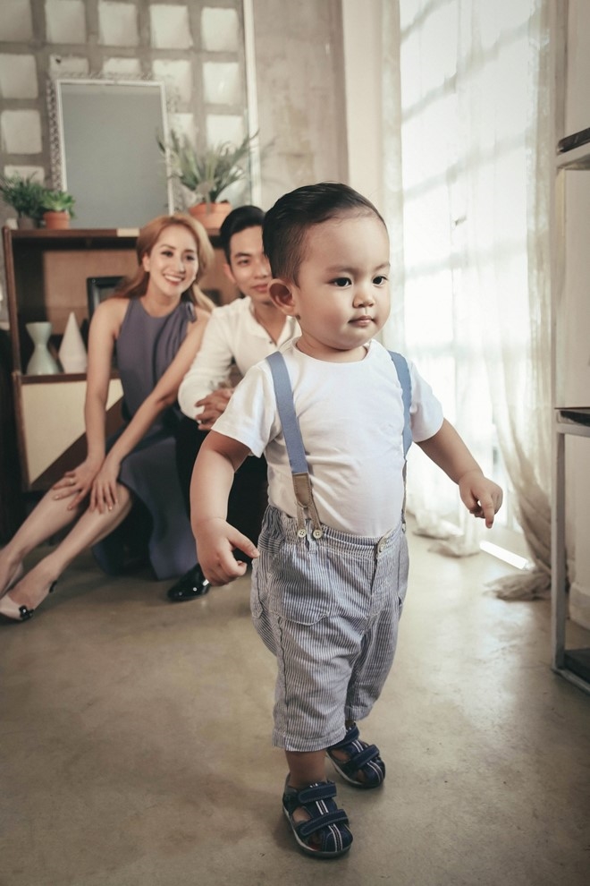 Con trai của Khánh Thi - Phan Hiển chào đời vào ngày 17/7, tại TP.HCM. Bé thừa hưởng nhiều nét giống bố. Ban đầu, giám khảo Bước nhảy Hoàn vũ giấu con với truyền thông nhưng về sau, cô thoải mái công khai hình ảnh con trai trên trang cá nhân.