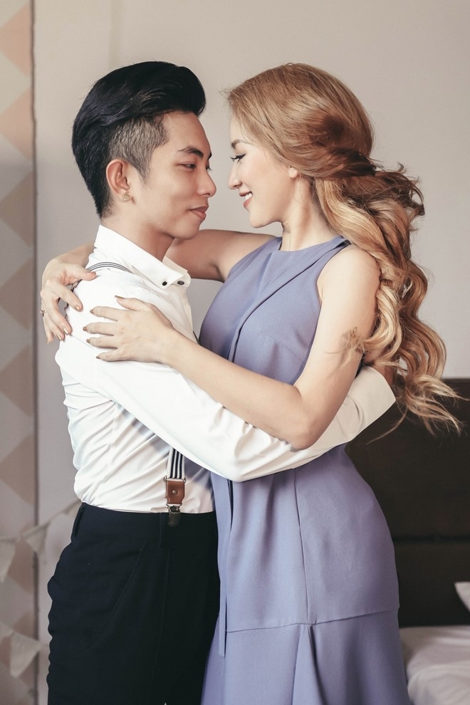 Bà xã Phan Hiển cho rằng hạnh phúc không cần phải giấu giếm. Trải qua sóng gió dư luận, Khánh Thi - Phan Hiển trở thành cặp đôi đẹp của làng giải trí Việt. Dù chênh lệch tuổi tác nhưng họ "tâm đầu ý hợp" trong hôn nhân và công việc.