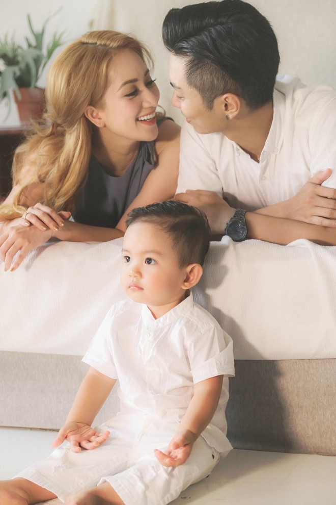 Kubi ngoan ngoãn kết hợp cùng bố mẹ chụp ảnh.