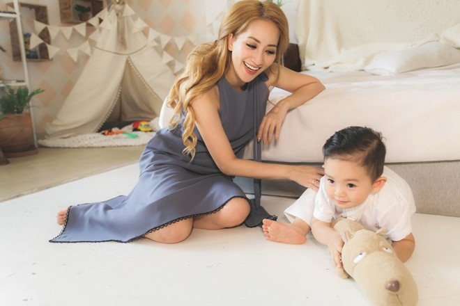 Khánh Thi từng cho biết gia đình đối với cô rất quan trọng. Từ ngày có Kubi, cô về nhà sớm hơn, dành thời gian cho con nhiều hơn. Con trai cũng là động lực để nữ kiện tướng dancesports nỗ lực trong công việc.
