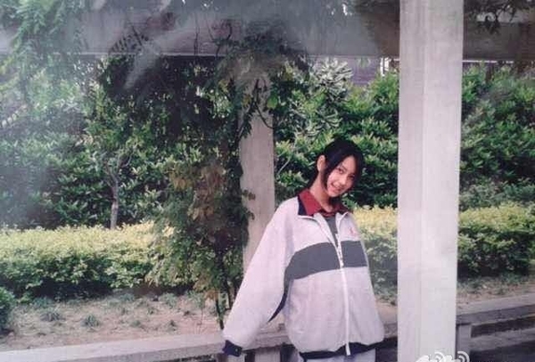 Angelababy ở tuổi thiếu nữ xinh đẹp nổi bật giữa bạn bè.
