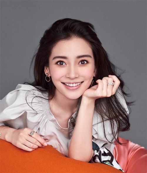 Ngọc nữ màn ảnh Trung Quốc trên tạp chí Elle số mới. Cô đào đang mang thai tháng thứ 4, nhưng vóc dáng vẫn không thay đổi.
