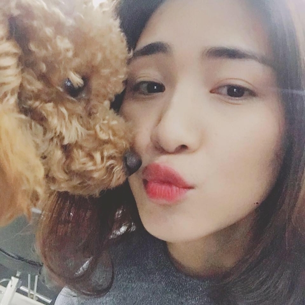 Người đẹp dành rất nhiều thời gian chơi đùa và chăm sóc “tình yêu” đặc biệt này.