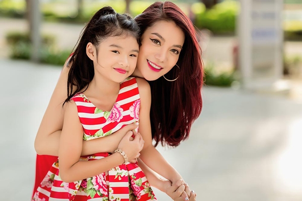 Trong bộ ảnh chào đón tuổi mới, Bảo Tiên đã cùng mẹ thực hiện bộ ảnh street style ấn tượng. Đứng trước ống kính, con gái Trương Ngọc Ánh có biểu cảm và thần thái như cô tiểu thư sang chảnh.