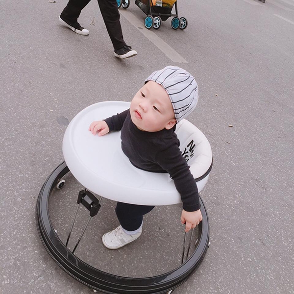 Bé Khoai Tây được mẹ thay một bộ đồ khác để chụp ảnh.