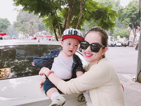 Trên trang cá nhân, Khánh Ly khoe với bạn bè và các fan album ảnh chụp trong buổi đi chơi với chú thích: 'Mẹ ơi, đây là đâu mà sao đông vui quá vậy ạ. Khoai Tây thích lắm'.