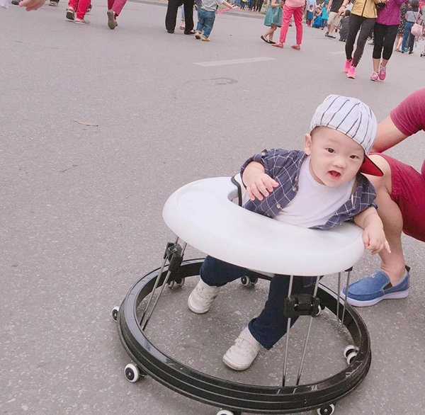 Bé Khoai Tây ngồi xe tập đi 'khám phá' phố đi bộ Hà Nội.