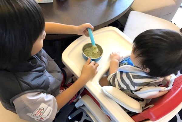 Lâm Chí Dĩnh mới đây đăng tải trên trang cá nhân bức hình "cậu cả" Kimi đút cháo cho em, kèm theo dòng tâm sự: "Hôm nay các bé tròn 11 tháng tuổi rồi. Kimi chủ động đút cho em ăn, còn cẩn thận đút từng thìa một. Tuy đồ ăn bị bôi đầy miệng, dây ra cả quần áo, nhưng trông thật ấm áp biết bao".