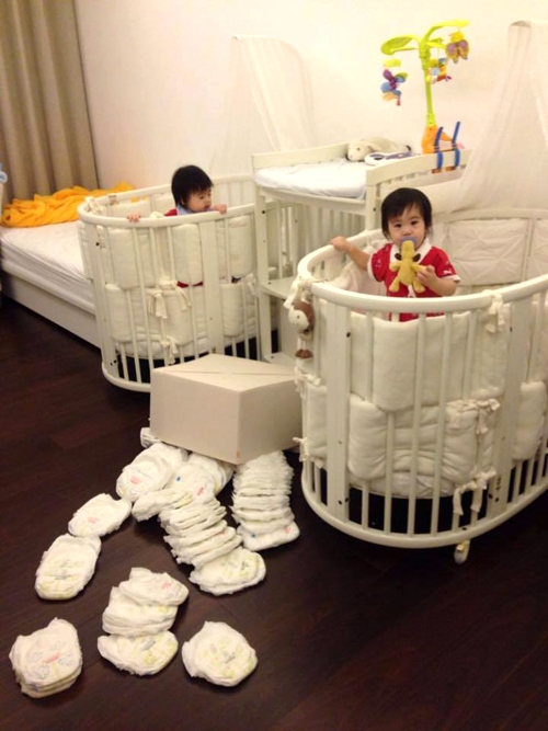 Trên trang cá nhân, Lâm Chí Dĩnh cũng thường xuyên đăng tải hình ảnh của hai quý tử đáng yêu vừa tròn 11 tháng tuổi.