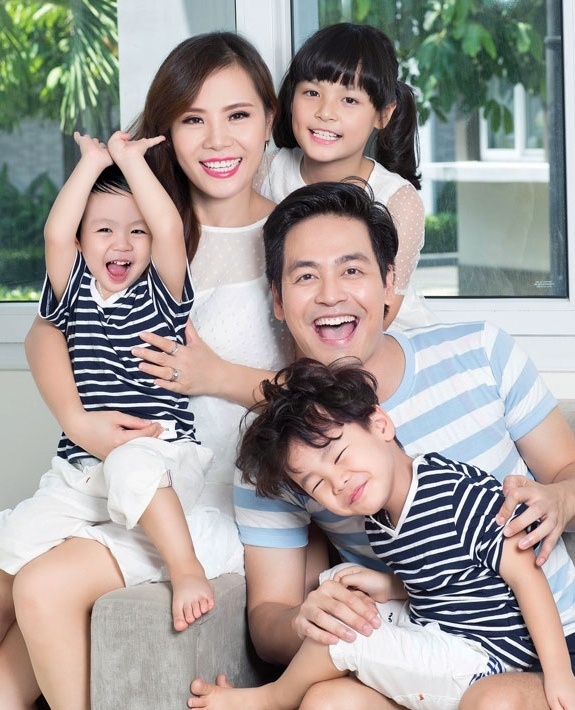 Tổ ấm với vợ đẹp, con xinh đáng ao ước của MC Phan Anh .