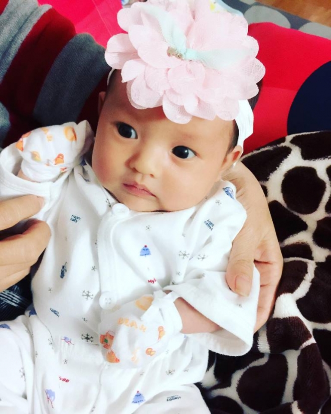Bé Cherry 1 tháng tuổi có đôi mắt to tròn, khuôn mặt bụ bẫm cực kỳ đáng yêu.