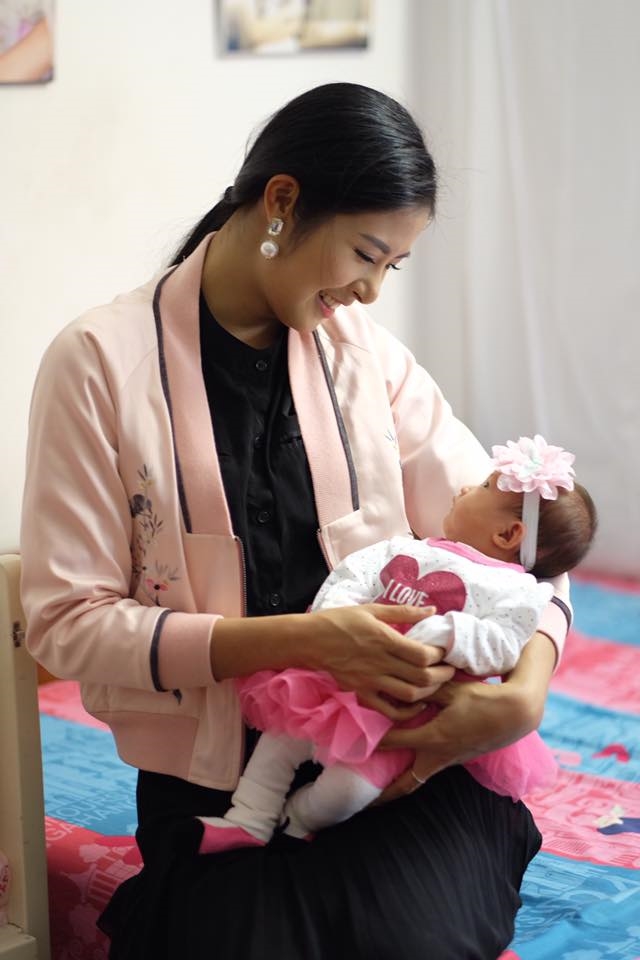 Con gái Hồng Quế rất ngoan, ai đến thăm cũng có thể bế mà không hề khóc. Hoa hậu Ngọc Hân là mẹ đỡ đầu cho con gái Hồng Quế vì cả hai có mối quan hệ thân thiết từ lâu.