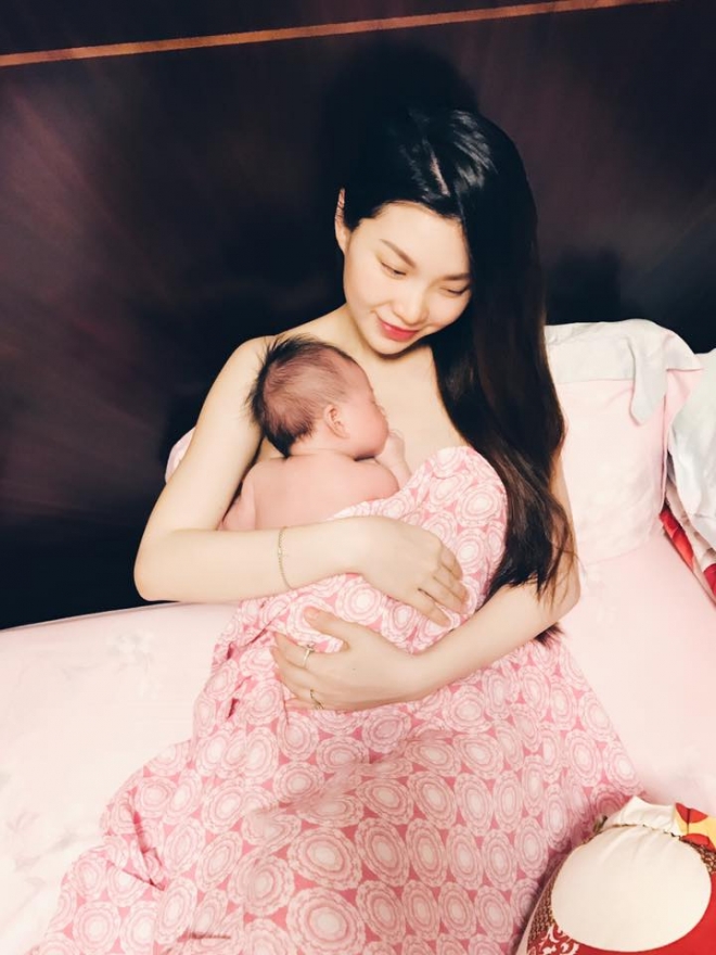 Con gái Diễm Trang đã được hơn một tháng tuổi.