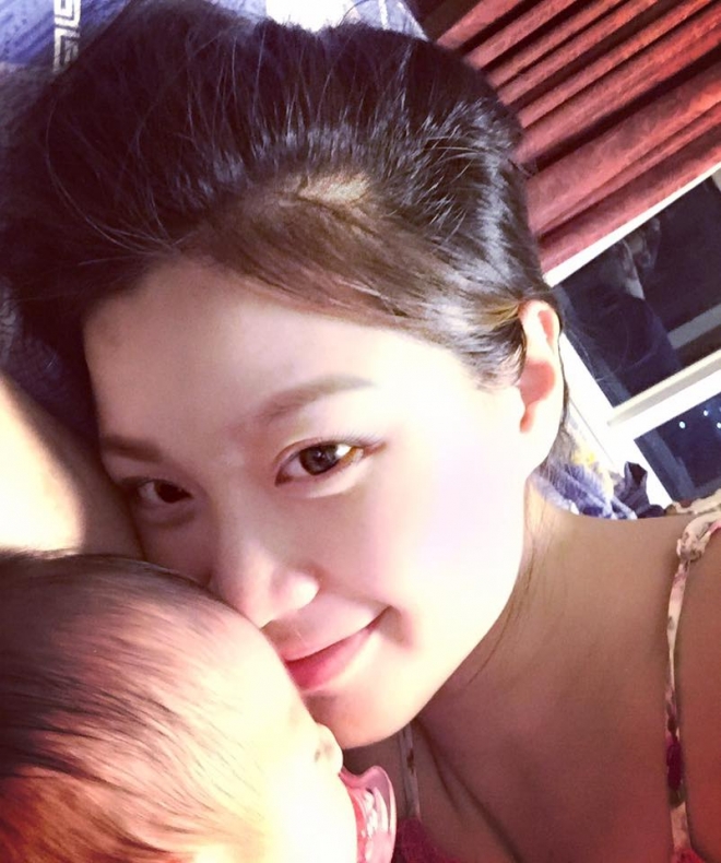 Cô rất ít khi chia sẻ hình ảnh của con lên trang cá nhân.
