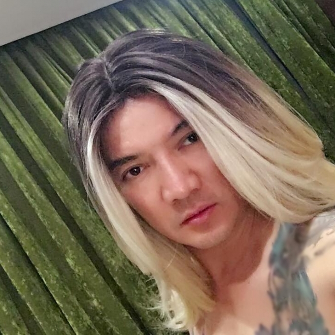 Đàm Vĩnh Hưng giả gái trong một chương trình truyền hình.