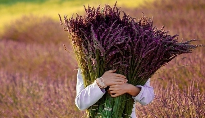 Chỉ ước một lần anh nhìn lại phía sau, để biết anh vẫn còn có em...