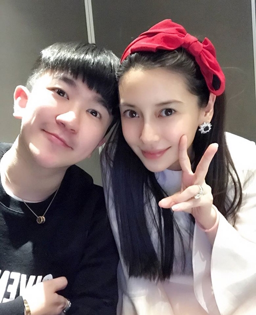 Angelababy một ngày trước khi sinh em bé. Ảnh: Weibo