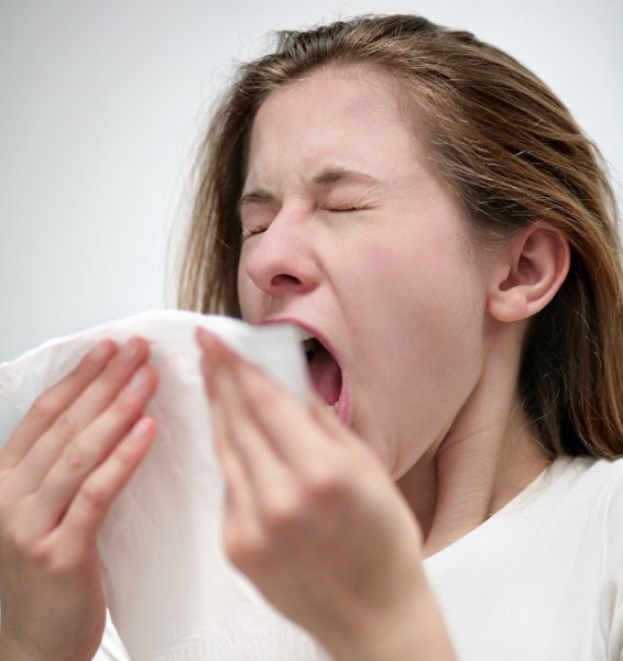 Đẩy lưỡi ra phía sau răng để ngăn chặn cơn hắt hơi