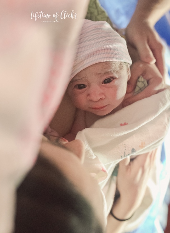 Giương đôi mắt to tròn ngắm nhìn thế giới, mọi thứ mới thật lạ lẫm làm sao...