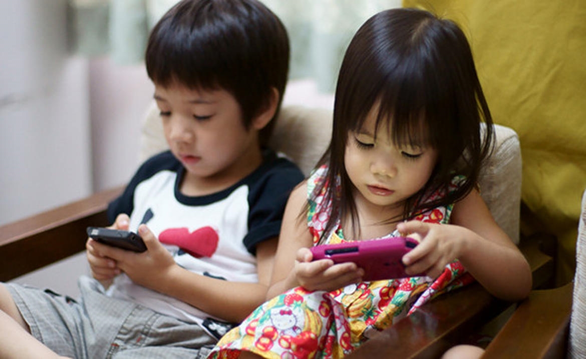 Nếu không muốn trẻ có thói quen xấu, bố mẹ nên ngưng ngay 5 điều này