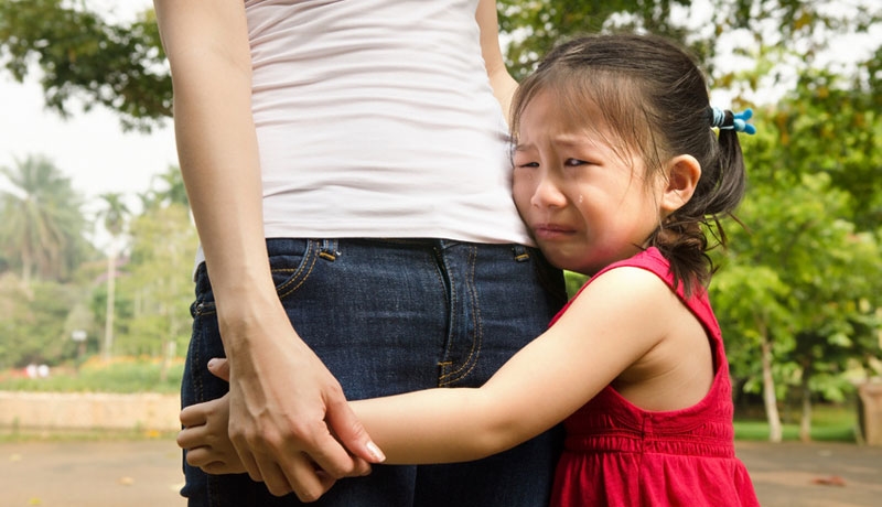 Nếu không muốn trẻ có thói quen xấu, bố mẹ nên ngưng ngay 5 điều này