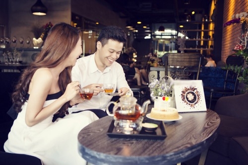 Lí do tại sao bạn không nên "động tay động chân" trong lần hẹn đầu