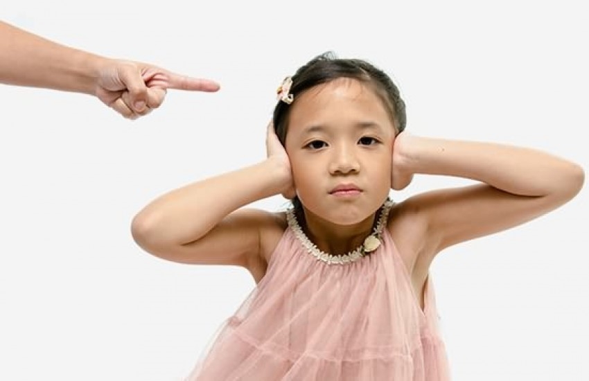 Nếu không muốn trẻ có thói quen xấu, bố mẹ nên ngưng ngay 5 điều này