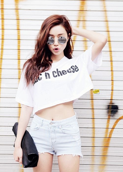Muon mac chat khong phai nghi, cac nang can sam ngay 7 mau ao thun nay
