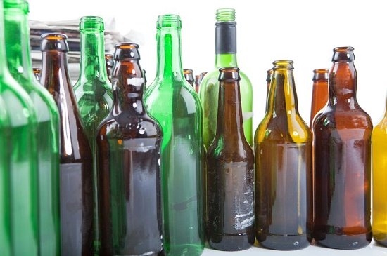 Uống bia nhiều, bạn có biết vì sao vỏ chai chỉ có màu nâu hoặc xanh ? Uong bia nhieu, ban co biet vi sao vo chai chi co mau nau hoac xanh ?