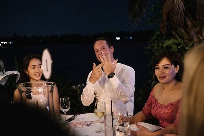 Hôn lễ màu trắng lãng mạn đẹp ngỡ ngàng của cặp đôi dâu Việt rể Mỹ