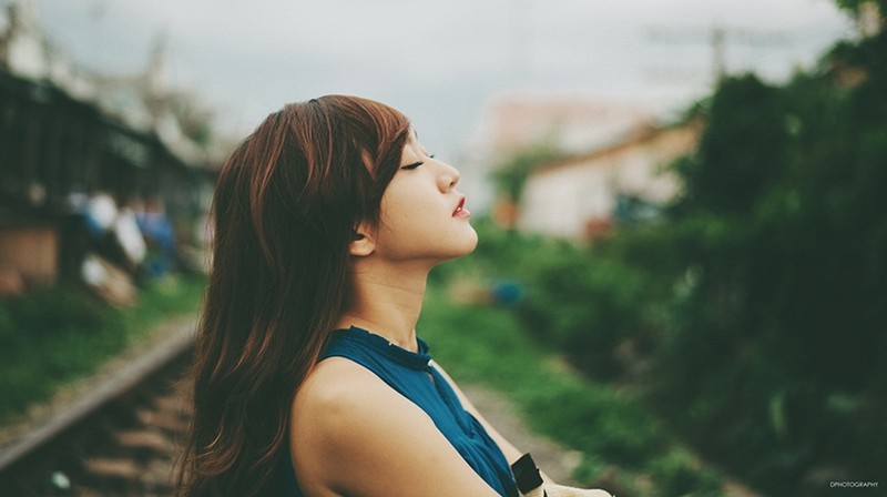 Tại sao lúc nào nàng cũng có 1 khoảng cách mà bạn không thể chạm tới?