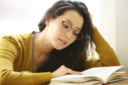 7 lí do để bạn nên hẹn hò với một cô nàng thích đọc sách