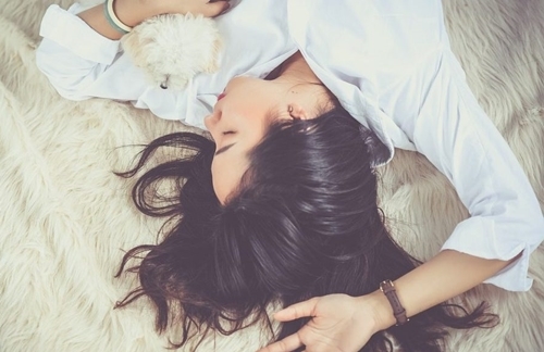 10 lí do người ta thích nằm sấp và đặt viên đá lên gáy
