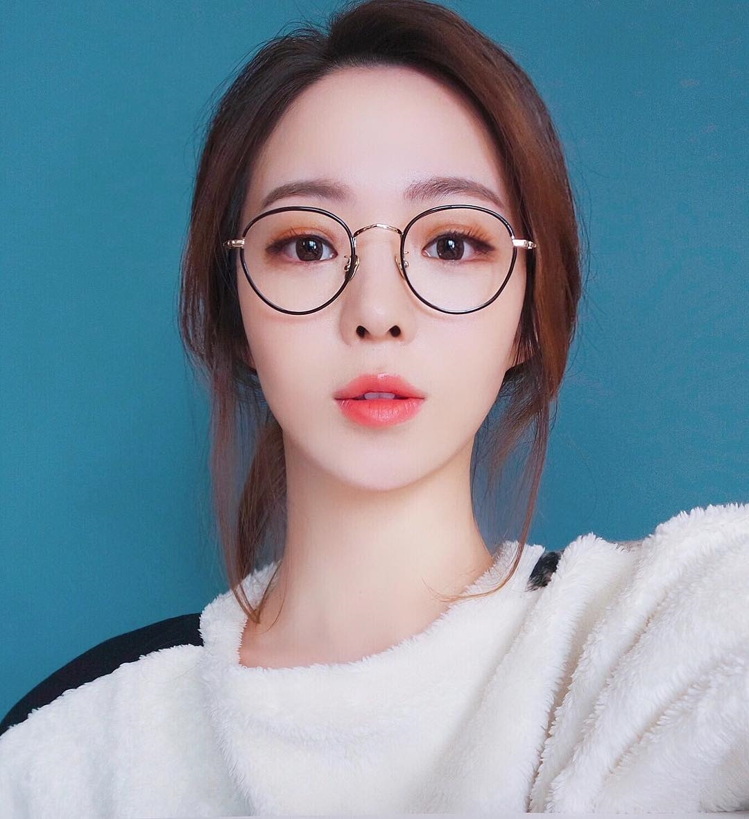 bestie-xu-huong-trang-diem-dep-duoi-moi-goc-may