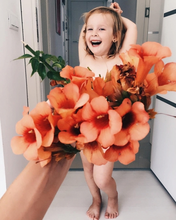 Bé gái 3 tuổi hot nhất instagram vì quá đáng yêu trong bộ ảnh rau củ quả độc đáo