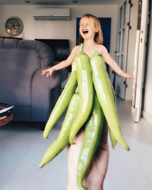 Bé gái 3 tuổi hot nhất instagram vì quá đáng yêu trong bộ ảnh rau củ quả độc đáo
