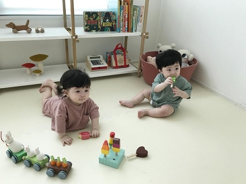 Ngắm cặp sinh đôi người Hàn đáng yêu tựa thiên thần khiến dân mạng "phát sốt"